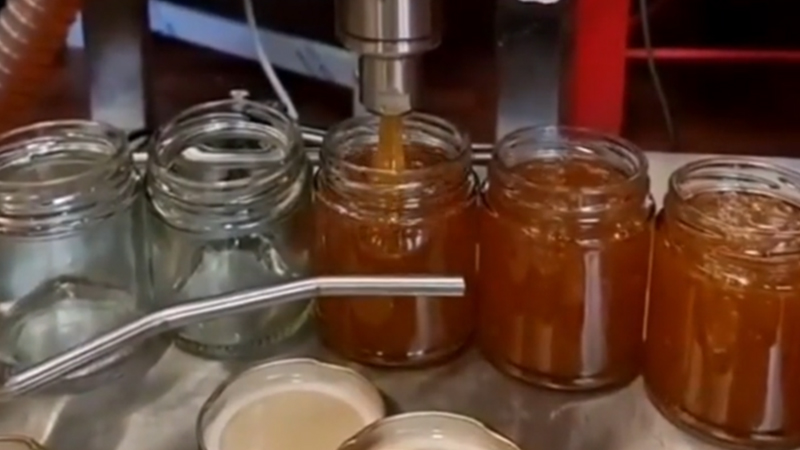 全自动酱料包装机:提升酱料生产效率与包装品质的智能设备 全自动酱料包装机:提升酱料生产效率与包装品质的智能设备